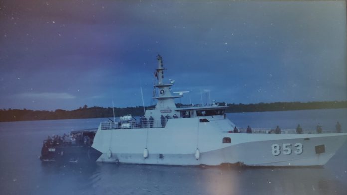 FOTO: KRI Tatihu-853 melaksanakan serbuan vaksinasi maritim di pulau-pulau kecil Yeelu dan Misool, Papua Barat, Sabtu, 6 November 2021.