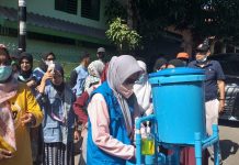 Majdah Bangga KKN UIM Jadi Agent Perubahan di Sulsel FOTO: Rektor Univeritas Islam Makassar DR.Ir Hj Majdah M Zain Ms.i menyerahkan bantuan karya mahasiswa KKN UIM di kelurahan Tamalanrea indah Minggu (7/11/2021)