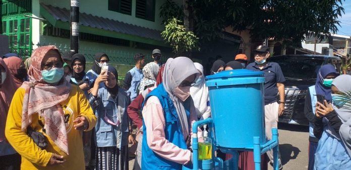 FOTO: Rektor Univeritas Islam Makassar DR.Ir Hj Majdah M Zain Ms.i menyerahkan bantuan karya mahasiswa KKN UIM di kelurahan Tamalanrea indah Minggu (7/11/2021)