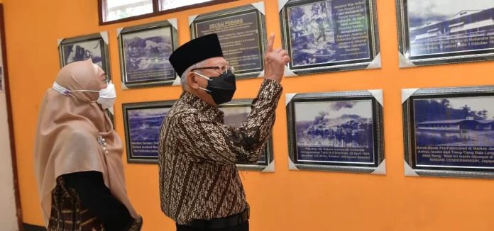 FOTO: Wapres Ma’ruf Amin didampingi Ibu Wury Ma’ruf Amin mengunjungi Tugu MacArthur, di Jayapura, Papua, Sabtu (06/11/2021). (Foto: BPMI Setwapres)