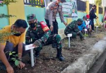 Manggala Tanam 2.155 Pohon Tandai HUT 414 Makassar FOTO: Penanaman pohon serentak peringati HUT Kota Makassar ke 414 dipimpin Walikota Makassar Ir Moh Ramdhan Pomanto lewat zoom, dihadiri Forkopimda, SKPD, dan Ka Balai Benih Pertanian serta Ketua dan Alumni SMP 5 Makassar, Minggu pagi (7/11)