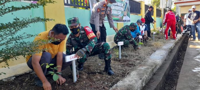 FOTO: Penanaman pohon serentak peringati HUT Kota Makassar ke 414 dipimpin Walikota Makassar Ir Moh Ramdhan Pomanto lewat zoom, dihadiri Forkopimda, SKPD, dan Ka Balai Benih Pertanian serta Ketua dan Alumni SMP 5 Makassar, Minggu pagi (7/11)