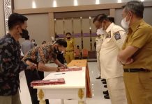 Jelang Pilkades Serentak, Pemkab Bone Lakukan Pakta Integritas Bersama Cakades FOTO: Penandatanganan pakta integritas calon kepala desa berlangsung di Hotel Novena, Jl. Jend. Ahmad Yani No.25, Kelurahan Macanang, Kecamatan Tanete Riattang Barat, Kabupaten Bone, Sulawesi Selatan. Disaksikan bersama Forkopimda, diantaranya Kapolres, Dandim 1407, Sekertaris daerah kabupaten Bone. Senin, (8/11)