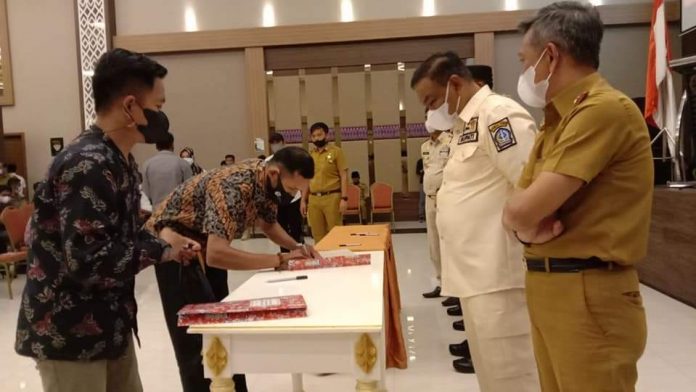 FOTO: Penandatanganan pakta integritas calon kepala desa berlangsung di Hotel Novena, Jl. Jend. Ahmad Yani No.25, Kelurahan Macanang, Kecamatan Tanete Riattang Barat, Kabupaten Bone, Sulawesi Selatan. Disaksikan bersama Forkopimda, diantaranya Kapolres, Dandim 1407, Sekertaris daerah kabupaten Bone. Senin, (8/11)