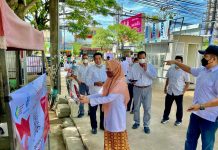 Pertama di Indonesia Timur, Kampus UIM Wajib Gunakan Aplikasi PeduliLindungi FOTO: Rektor Universitas Islam Makassar DR Ir Hj Andi Majdah M Zain saat persiapan penggunaan aplikasi PeduliLindungi. Senin, (8/11)