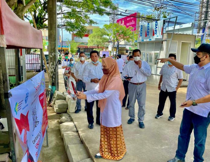 FOTO: Rektor Universitas Islam Makassar DR Ir Hj Andi Majdah M Zain saat persiapan penggunaan aplikasi PeduliLindungi. Senin, (8/11)