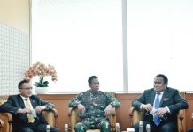 Rachmat Gobel: Tinggal Satu Langkah lagi Andika Perkasa Dilantik Presiden Jokowi sebagai Panglima TNI FOTO: Tengah Kepala Staf TNI Angkatan Darat (KSAD) Jenderal Andika Perkasa saat didampingi Wakil Ketua DPR RI Rachmat Gobel di gedung Nusantara DPR RI Senayan, Jakarta. Senin, (8/11)