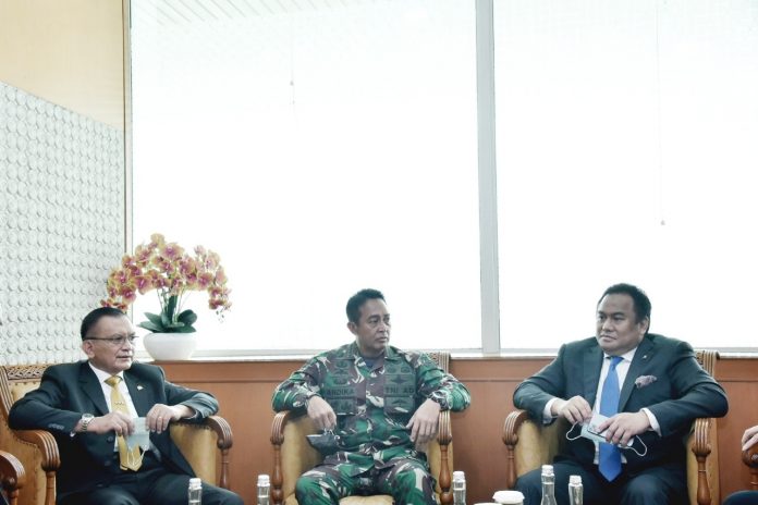 FOTO: Tengah Kepala Staf TNI Angkatan Darat (KSAD) Jenderal Andika Perkasa saat didampingi Wakil Ketua DPR RI Rachmat Gobel di gedung Nusantara DPR RI Senayan, Jakarta. Senin, (8/11)