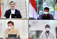 Pemerintah Pusat Ingat 43 Pemda di Jawa-Bali untuk Mewaspadai Tren Kenaikan Kasus COVID-19 FOTO: Kiri atas Menko Marves Luhut Binsar Pandjaitan bersama Menko Ekonomi Airlangga Hartarto dan Asdep Humas dan Protokol Setkab Said Muhidin lakukan rapat terbatas mengenai Evaluasi PPKM, Senin (08/11/2021), secara virtual. (Foto: Humas Setkab/Rahmat)