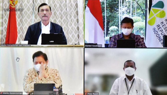 FOTO: Kiri atas Menko Marves Luhut Binsar Pandjaitan bersama Menko Ekonomi Airlangga Hartarto dan Asdep Humas dan Protokol Setkab Said Muhidin lakukan rapat terbatas mengenai Evaluasi PPKM, Senin (08/11/2021), secara virtual. (Foto: Humas Setkab/Rahmat)