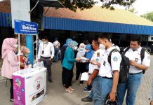 Menuju Gemar Menabung, BRI KC. Tanjung Perak Serahkan Bantuan CSR Pembangunan Lapangan Futshal Ke SMK KAL-1 FOTO: Bertempat di halaman sekolah siswa SMK KAL-1 Surabaya saat membuka rekening Siswa di Bank BRI KC Tanjung Perak. Senin, (8/11)