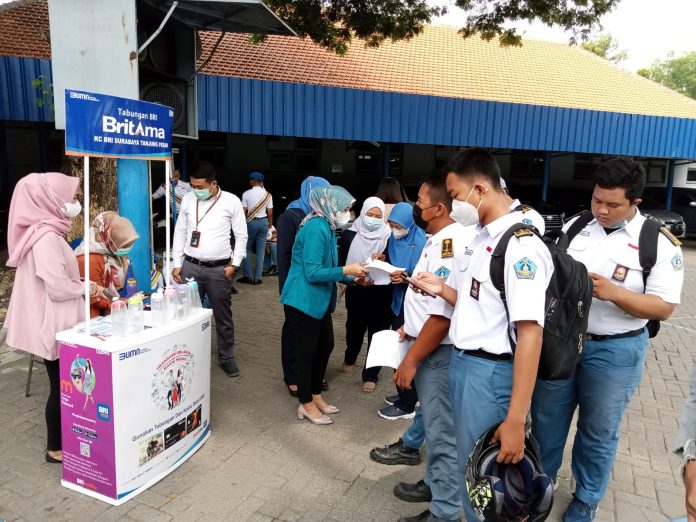 FOTO: Bertempat di halaman sekolah siswa SMK KAL-1 Surabaya saat membuka rekening Siswa di Bank BRI KC Tanjung Perak. Senin, (8/11)