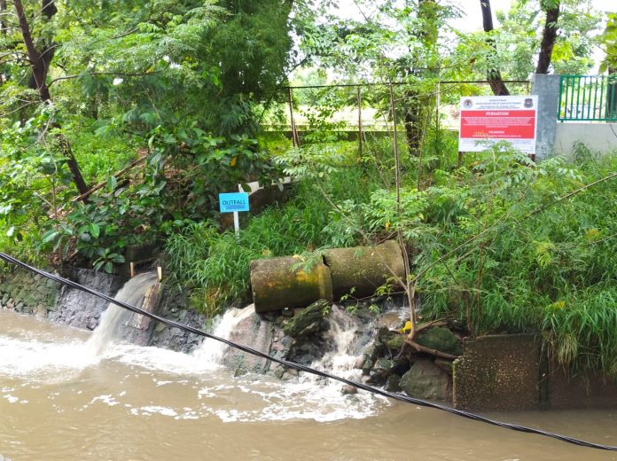 FOTO: Terjadi pencemaran air limbah industri di badan sungai di Jl. Kima Raya, Kelurahan Daya, Kecamatan Biring Kanaya, Kota Makassar, Provinsi Sulawesi Selatan.