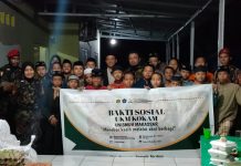 UKM KOKAM Unismuh Makassar Beri Bantuan ke Pondok Pesantren Tahfidzul Qur’an Khalid Bin Walid FOTO: UKM KOKAM Unismuh Makassar dan Ketua PD PM Pemuda Muhammadiyah Gowa saat bersama para santri Tahfidzul Qur'an Khalid Bin Walid berada di Romang Lompoa Bonto Marannu, Kabupaten Gowa. Senin, (8/11)