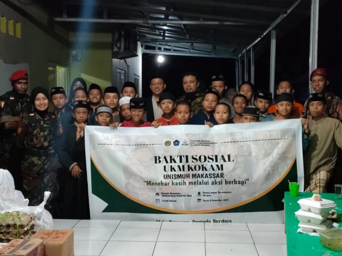 FOTO: UKM KOKAM Unismuh Makassar dan Ketua PD PM Pemuda Muhammadiyah Gowa saat bersama para santri Tahfidzul Qur'an Khalid Bin Walid berada di Romang Lompoa Bonto Marannu, Kabupaten Gowa. Senin, (8/11)