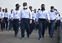 Rajut Keharmonisan, Personel Puspenerbal Berkeringat Bersama FOTO: Laksda TNI Edwin, S.H., M.Han., melaksanakan olahraga bersama dengan Prajurit dan PNS jajaran Puspenerbal. Kegiatan olahraga tersebut dilaksanakan di Fly Navy Xten Archery, Lanudal Juanda Sidoarjo, Jawa Timur, Selasa (9/11).