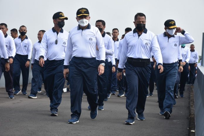 FOTO: Laksda TNI Edwin, S.H., M.Han., melaksanakan olahraga bersama dengan Prajurit dan PNS jajaran Puspenerbal. Kegiatan olahraga tersebut dilaksanakan di Fly Navy Xten Archery, Lanudal Juanda Sidoarjo, Jawa Timur, Selasa (9/11).