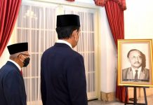 Presiden Jokowi Anugerahi Gelar Pahlawan Nasional Kepada Tokoh Pejuang Asal Sulawesi Tengah FOTO: Presiden Jokowi dan Wapres KH. Ma'ruf Amin usai penganugerahan gelar Pahlawan Nasional dan Tanda Kehormatan Bintang Jasa, Rabu (10/11/2021), di Istana Negara, Jakarta. (Foto: Tangkapan Layar YouTube Sekretariat Presiden)