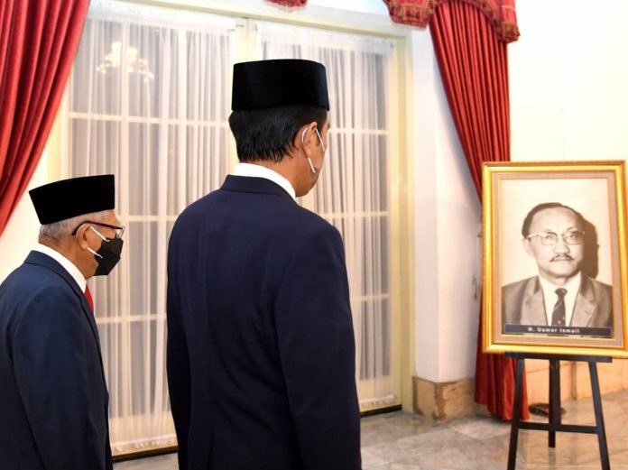 FOTO: Presiden Jokowi dan Wapres KH. Ma'ruf Amin usai penganugerahan gelar Pahlawan Nasional dan Tanda Kehormatan Bintang Jasa, Rabu (10/11/2021), di Istana Negara, Jakarta. (Foto: Tangkapan Layar YouTube Sekretariat Presiden)