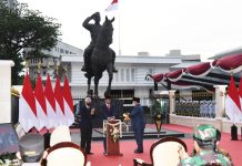 Presiden Pimpin Upacara Ziarah Nasional Hari Pahlawan Tahun 2021 FOTO: Presiden Jokowi saat menjadi inspektur upacara pada Upacara Ziarah Nasional dalam rangka Peringatan Hari Pahlawan tahun 2021, Rabu (10/11/2021) pagi, di Taman Makam Pahlawan Nasional Utama, Kalibata, Jakarta.(Foto: Tangkapan Layar YouTube Sekretariat Presiden)