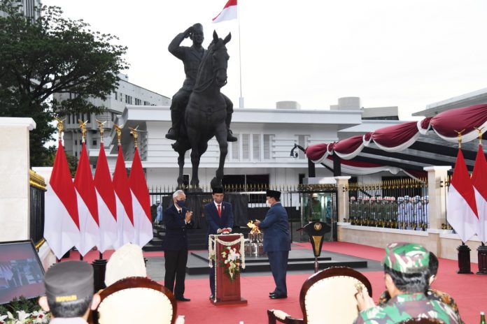 FOTO: Presiden Jokowi saat menjadi inspektur upacara pada Upacara Ziarah Nasional dalam rangka Peringatan Hari Pahlawan tahun 2021, Rabu (10/11/2021) pagi, di Taman Makam Pahlawan Nasional Utama, Kalibata, Jakarta.(Foto: Tangkapan Layar YouTube Sekretariat Presiden)