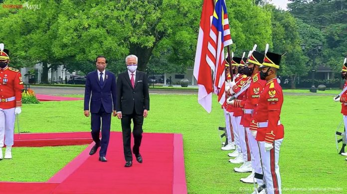 FOTO: Presiden Jokowi dan PM Malaysia Dato’ Sri Ismail Sabri Yakoob memasuki Istana Kepresidenan Bogor, Jawa Barat, Rabu (10/11/2021) siang. (Foto: Tangkapan Layar YouTube Sekretariat Presiden)