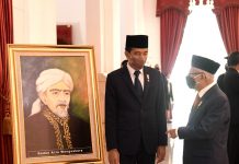 Empat Profil Pahlawan Nasional, Kedekatan Sultan Aji Kutai Kartanegara dengan Kerajaan Bugis – Wajo Bone dan Soppeng FOTO: Presiden Jokowi berbincang dengan Wakil Presiden Ma’ruf Amin di depan lukisan Raden Aria Wangsakara, Pahlawan Nasional dari Banten, yang baru saja dianugerahkan pada Rabu (10/11/2021). (Foto: BPMI Setpres/Rusman)