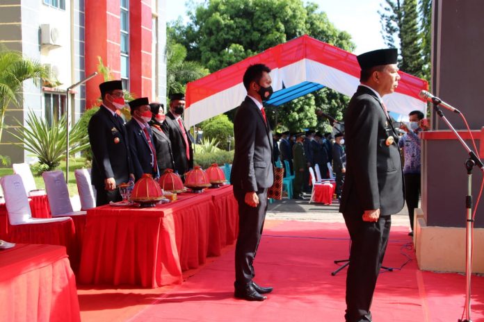 FOTO: Bupati H. A. Muchtar Ali Yusuf bertindak selaku Inspektur upacara di ikuti Wabup H. A. Edy Manaf S.Sos, para Pimpinan DPRD Bulukumba, unsur Forkopimda, para Kepala OPD, para Veteran, dan para Pejabat Lingkup Pemkab Bulukumba. Rabu, (10/11)