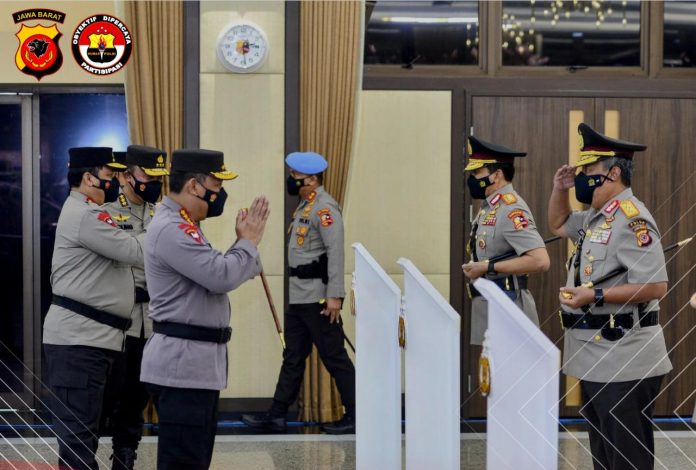 FOTO: Kapolri Irjen Listyo Sigit Prabowo memimpin acara pelantikan terhadap sejumlah perwira tinggi (pati) di lingkungan Polri. Acara pelantikan digelar tertutup di Gedung Rupatama Mabes Polri, Rabu (10/11). [Properti Humas Mabes Polri]