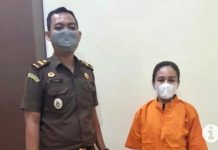 JPU Kejari Makassar Tahan Tersangka Pemalsu Bilyet Giro BNI Cabang Utama Makassar Seniai Rp65 miliar FOTO: MBS tersangka kasus dugaan pemalsuan bilyet giro nasabah Bank BNI kantor cabang utama Makassar saat dicebloskan oleh JPU di Rutan Polda Sulsel.