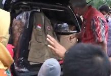 VIDEO: Hari Pahlawan, Ganjar Pranowo Bagikan Mainan Khusus Buat Anak-anak FOTO: Hasil tangkap layar dari video akun twitter ganjarpranowo. Rabu, (10/11)