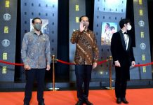 Presiden Jokowi Hadiri Malam Anugerah Piala Citra Festival Film Indonesia 2021 FOTO: Presiden Jokowi (Tengah) dan Mendikbudristekdikti Nadiem Anwar Makarim (Kiri) dan salah satu artis ibukota, saat menghadiri Malam Anugerah Piala Citra Festival Film Indonesia (FFI) 2021, Rabu (10/11/2021) malam, di Jakarta Convention Center, Senayan, DKI Jakarta. (Foto: BPMI Setpres/Kris)