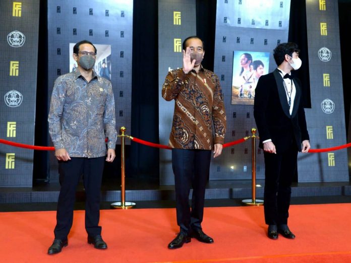 FOTO: Presiden Jokowi (Tengah) dan Mendikbudristekdikti Nadiem Anwar Makarim (Kiri) dan salah satu artis ibukota, saat menghadiri Malam Anugerah Piala Citra Festival Film Indonesia (FFI) 2021, Rabu (10/11/2021) malam, di Jakarta Convention Center, Senayan, DKI Jakarta. (Foto: BPMI Setpres/Kris)