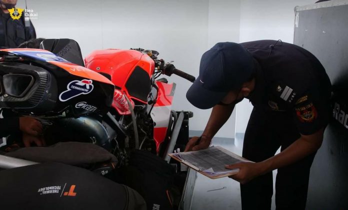 FOTO: Pegawai Bea Cukai Mataram saat memeriksa kendaraan balap World Superbike (WSBK) saat tiba di Sirkuit Mandalika [Properti bea cukai]