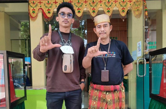 FOTO: Kadis Perpustakaan dan Kearsipan Kab.Pangkep Lukman Murtala, S.Sos.M.M. (Kanan) bersama Ketua FPLD Pangkep Ali Muqayat (Kiri)