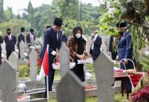 Puan Maharani: Indonesia Butuh Pahlawan Era Kemajuan FOTO: Ketua DPR RI Dr. (H.C) Puan Maharani dan Presiden Joko Widodo berziarah ke Taman Malam Pahlawan (TMP) Kalibata usai mengikuti upacara peringatan Hari Pahlawan, Rabu (10/11/2021). Foto: Ist/nvl