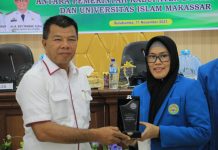 Wujudkan Tri Dharma Perguruan Tinggi, UIM Jalin Kerjasama dengan Pemkab Bulukumba FOTO: Bupati Bulukumna Muchtar Ali Yusuf (Kanan) dan Rektor UIM Dr. Ir. Hj. Andi Majdah M. Zain M.Si di Ruang Pola Kantor Bupati, Kamis (11/11/2021).
