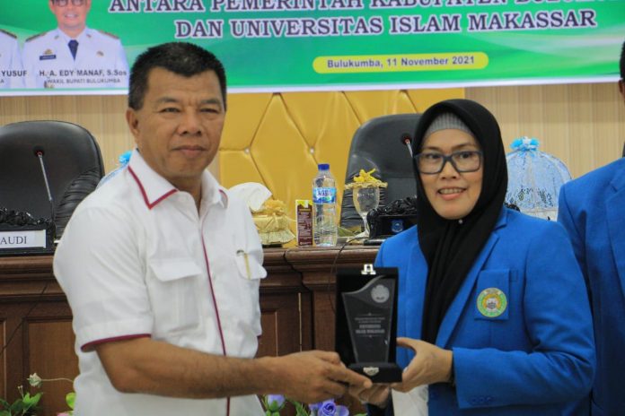 FOTO: Bupati Bulukumna Muchtar Ali Yusuf (Kanan) dan Rektor UIM Dr. Ir. Hj. Andi Majdah M. Zain M.Si di Ruang Pola Kantor Bupati, Kamis (11/11/2021).