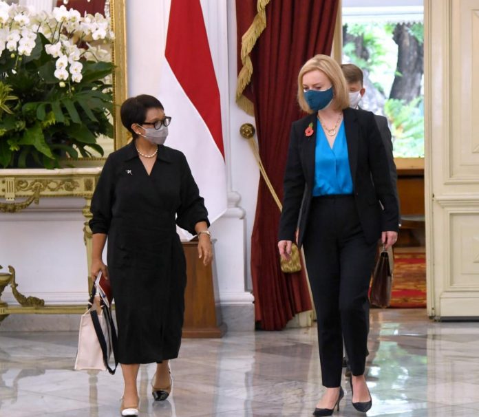 FOTO: Kiri Menteri Luar Negeri Retno Marsudi saat mendampingi kunjungan kehormatan Menteri Luar Negeri Inggris Elizabeth Truss di Istana Merdeka, Jakarta, pada Kamis (11/11/2021).