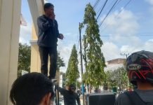 KPK Kunjungan Kerja di Sulsel, APR Demo Minta Audit Proyek dan Dugaan Kasus Korupsi di Pinrang FOTO: Aliansi Perjuangan Rakyat (APR) Pinrang, lakukan aksi demostrasi saat KPK lakukan kunjungan kerjanya di Kabupaten Pinrang, Provinsi Sulawesi Selatan. Rabu, (10/11)