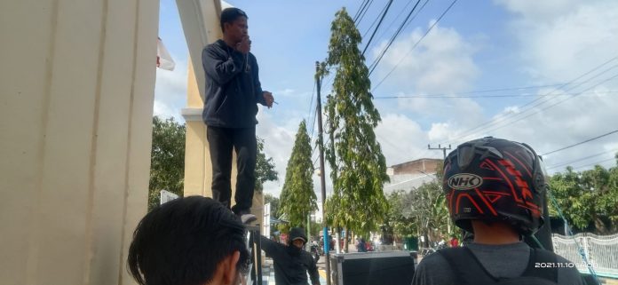 FOTO: Aliansi Perjuangan Rakyat (APR) Pinrang, lakukan aksi demostrasi saat KPK lakukan kunjungan kerjanya di Kabupaten Pinrang, Provinsi Sulawesi Selatan. Rabu, (10/11)