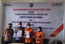 Hindari Kebocoran Pajak, Kini Warga Bulukumba dapat Membayar PBB-P2 Melalui Mobile Banking FOTO: Pimpinan Cabang BNI 46 Bulukumba, Heruny Said dan Kepala Bapenda Bulukumba, Andi Mappiwali, usai Penandatanganan Memorandum of Understanding (MoU) program Smart City di ruang Rapat BNI 46, Jalan Sam Ratulangi Bulukumba, Kamis, 11 Nopember 2021