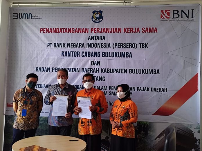 FOTO: Pimpinan Cabang BNI 46 Bulukumba, Heruny Said dan Kepala Bapenda Bulukumba, Andi Mappiwali, usai Penandatanganan Memorandum of Understanding (MoU) program Smart City di ruang Rapat BNI 46, Jalan Sam Ratulangi Bulukumba, Kamis, 11 Nopember 2021