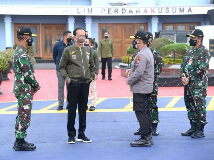 FOTO: Presiden Joko Widodo bertolak menuju NTB guna melakukan kunjungan kerja, Jumat (12/11/2021). (Foto: BPMI Setpres/Kris)