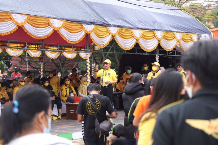 Ketua DPD I Golkar Sulsel, Taufan Pawe melepas peserta Jalan Santai HUT Golkar ke-57 yang dipusatkan di Kolam Makale, Jumat, 12 November 2021.