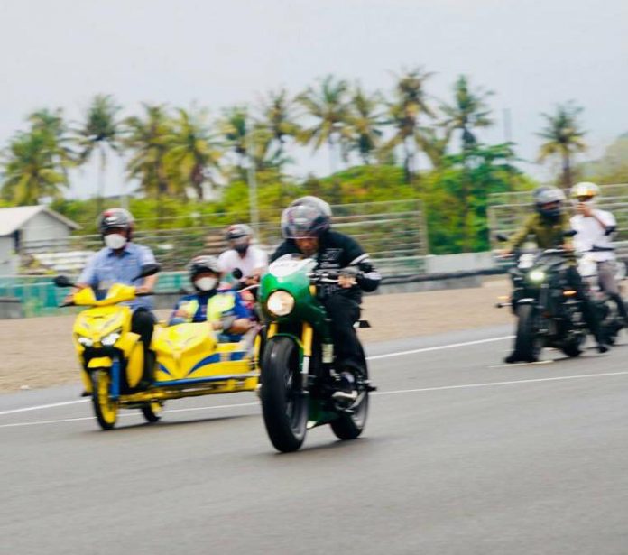 FOTO: Presiden Jokowi menunggangi motor Kawasaki W175 yang telah dimodifikasi bergaya bobber Menjajal Aspal di Sirkuit Mandalika