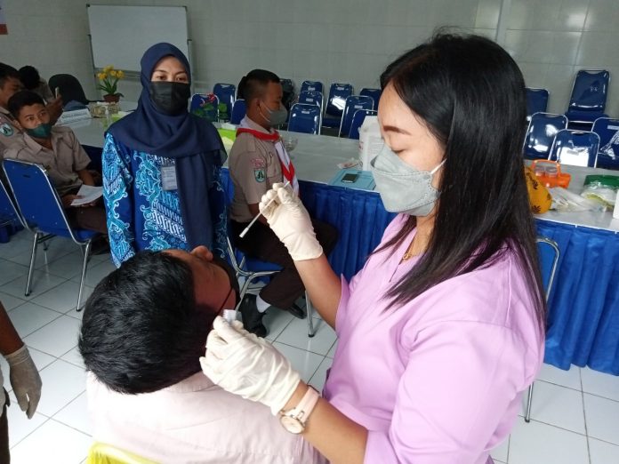 FOTO: Siswa Sekolah Menengah Kejuruan Khusus Angkatan Laut SMK KAL-1 lakukan PCR (Polymerase Chain Reaction) tahap 2 sebagaimana rekomendasi dari Dinas Pendidikan dan Dinas Kesehatan Kota Surabaya. Jumat, (13/11)