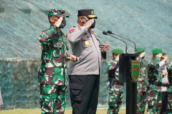 FOTO: Pangdam XVII/Cenderawasih Mayjen TNI Ignatius Yogo Triyono, M.A. dan Kapolda Papua Irjen Pol. Mathius D. Fakhiri S.I.K memimpin apel gelar pasukan pengamanan kunjungan Presiden RI dalam rangka penutupan Pekan Paralimpik Nasional (Peparnas) XVI Papua, bertempat di Lapangan Frans Kaisiepo Makodam XVII/Cenderawasih, Jumat (12/11/2021).