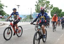 Jaga Kebugaran, Danlantamal XI Giatkan Olah Raga Sepeda FOTO: Komandan Pangkalan Utama TNI Angkatan Laut (Danlantamal) XI Merauke, Brigjen TNI (Mar) Edy Prakoso, S.E. bersama Wadan Lantamal XI dan Para Asisten Danlantamal XI melaksanakan kegiatan bersepeda mengelilingi Kota Merauke, Jumat (12/11/2021).