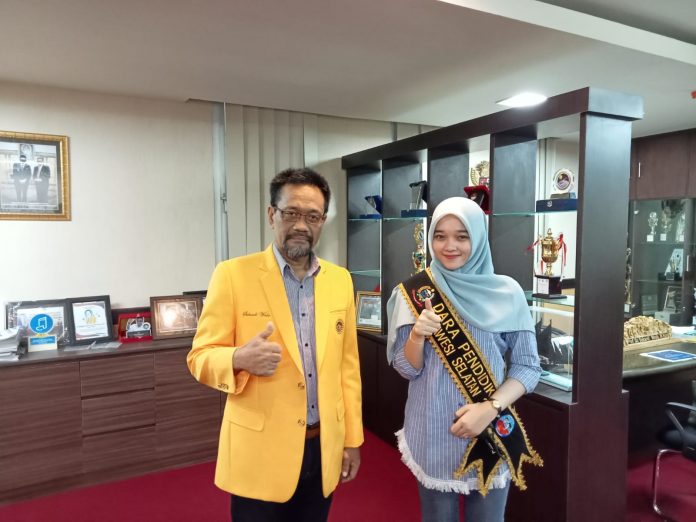 FOTO: Wakil Rektor bidang Kemahasiswaan dan Alumni UNM, Prof. Dr. Sukardi Weda, saat mendampingi Mahasiswa Jurusan Administrasi Negara FISH Universitas Negeri Makassar (UNM) Meraih Juara 1 Dara Pendidikan Sulawesi Selatan.